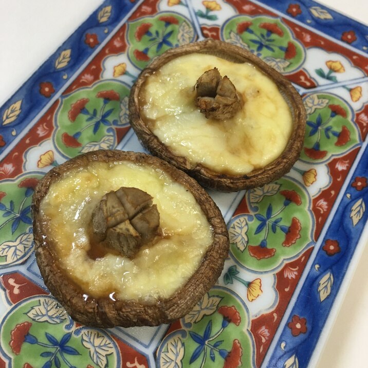簡単おつまみ!しいたけのニンニクチーズ焼き